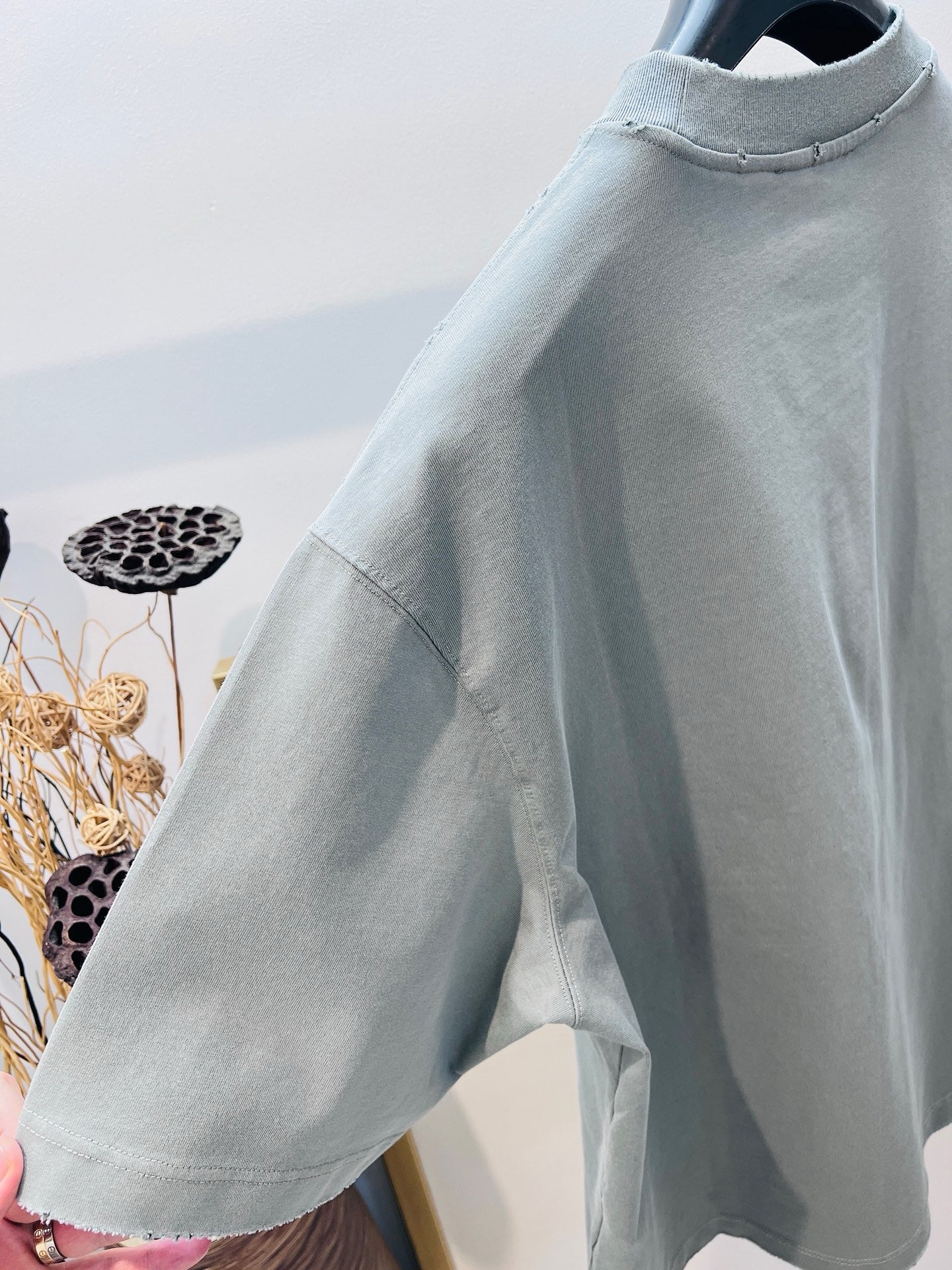 تي شيرت باللون الأخضر الداكن والرمادي