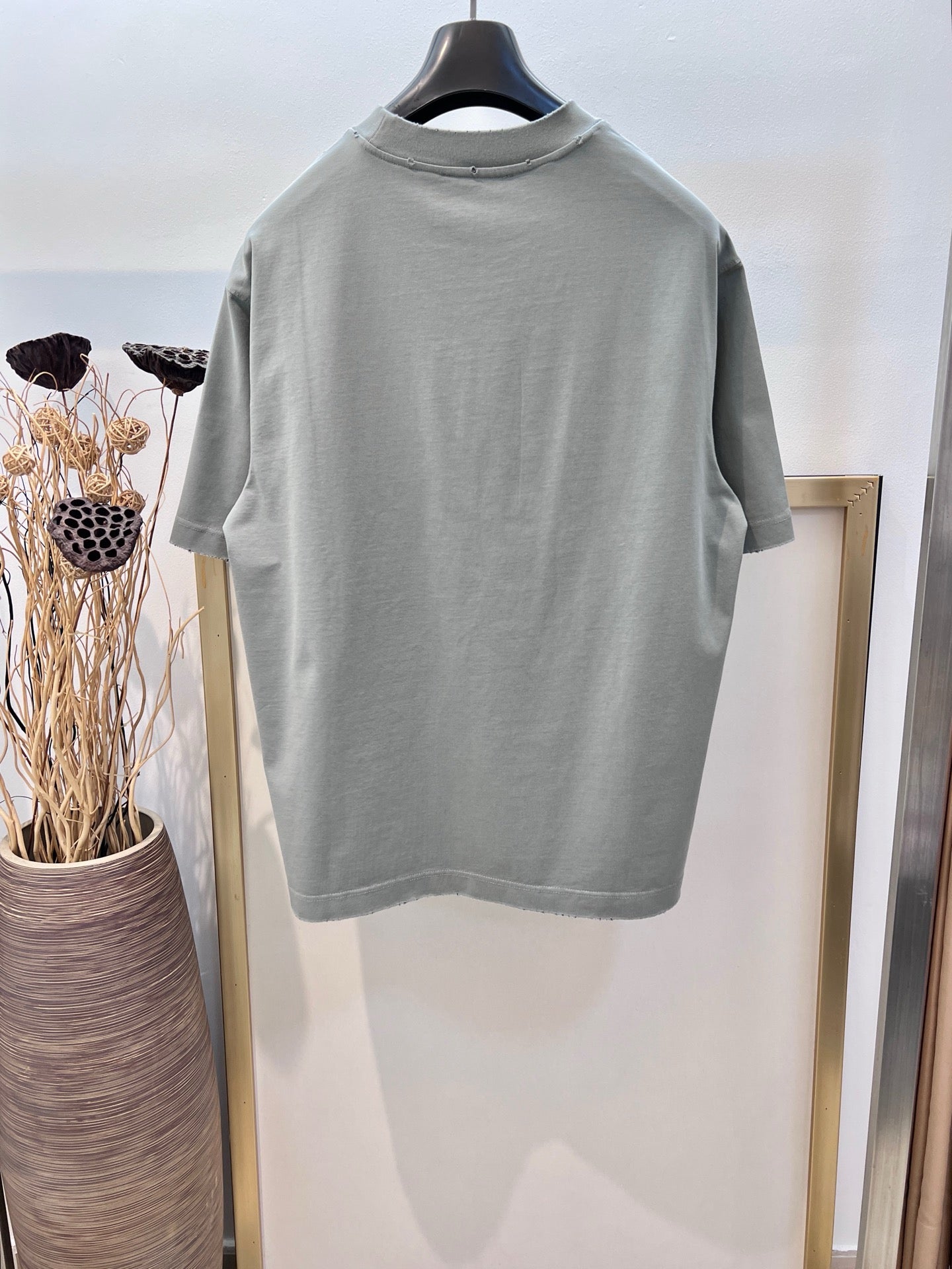 Dunkelgrünes und graues T-Shirt