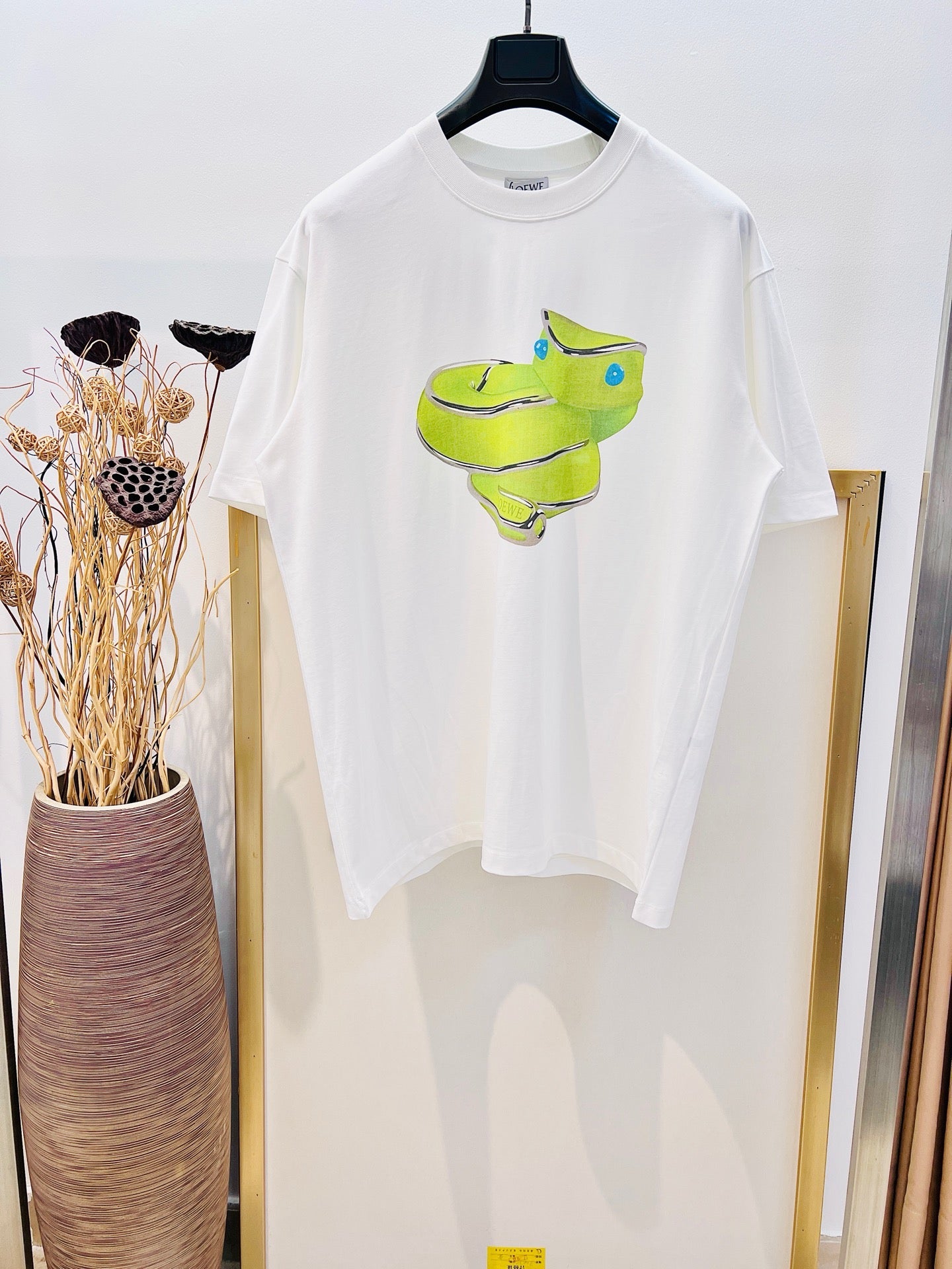 Weißes und blaues T-Shirt