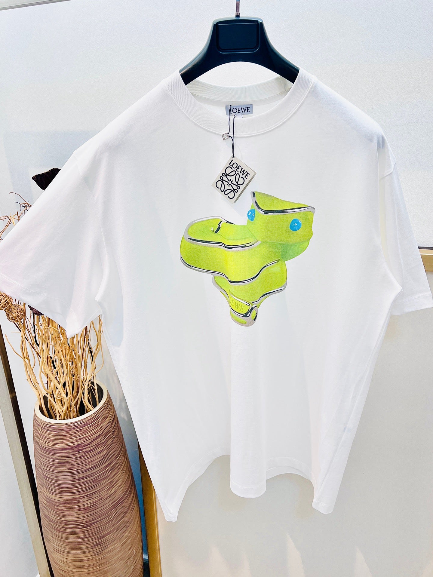 Weißes und blaues T-Shirt