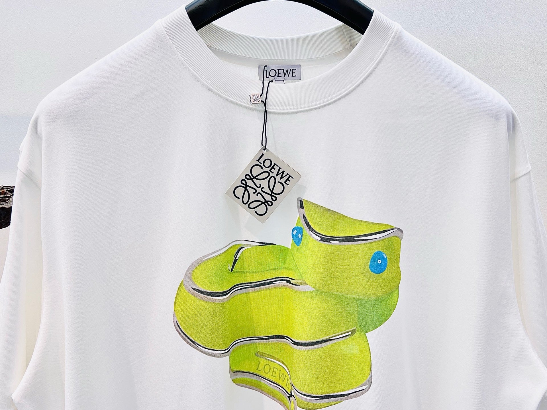 Weißes und blaues T-Shirt