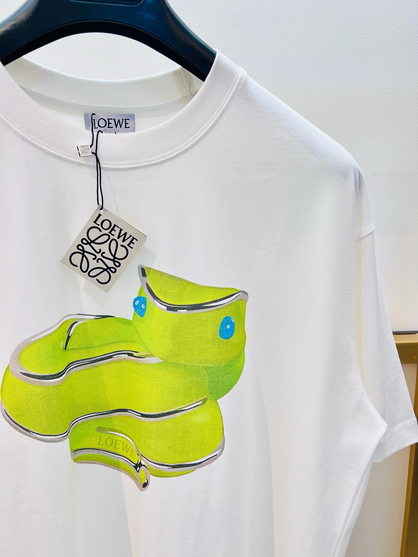 Weißes und blaues T-Shirt