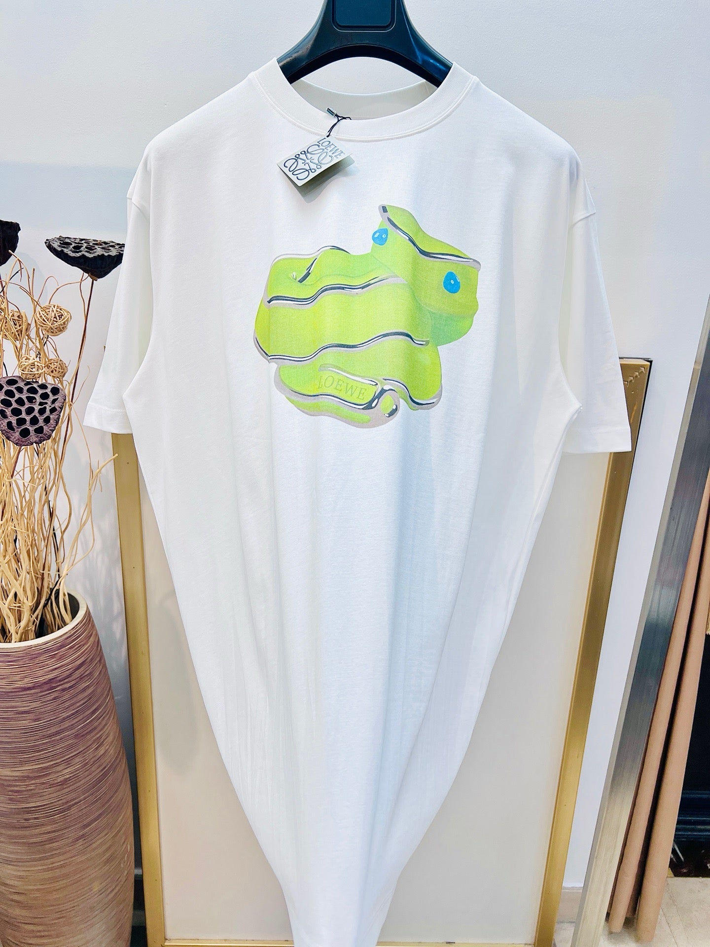 Weißes und blaues T-Shirt