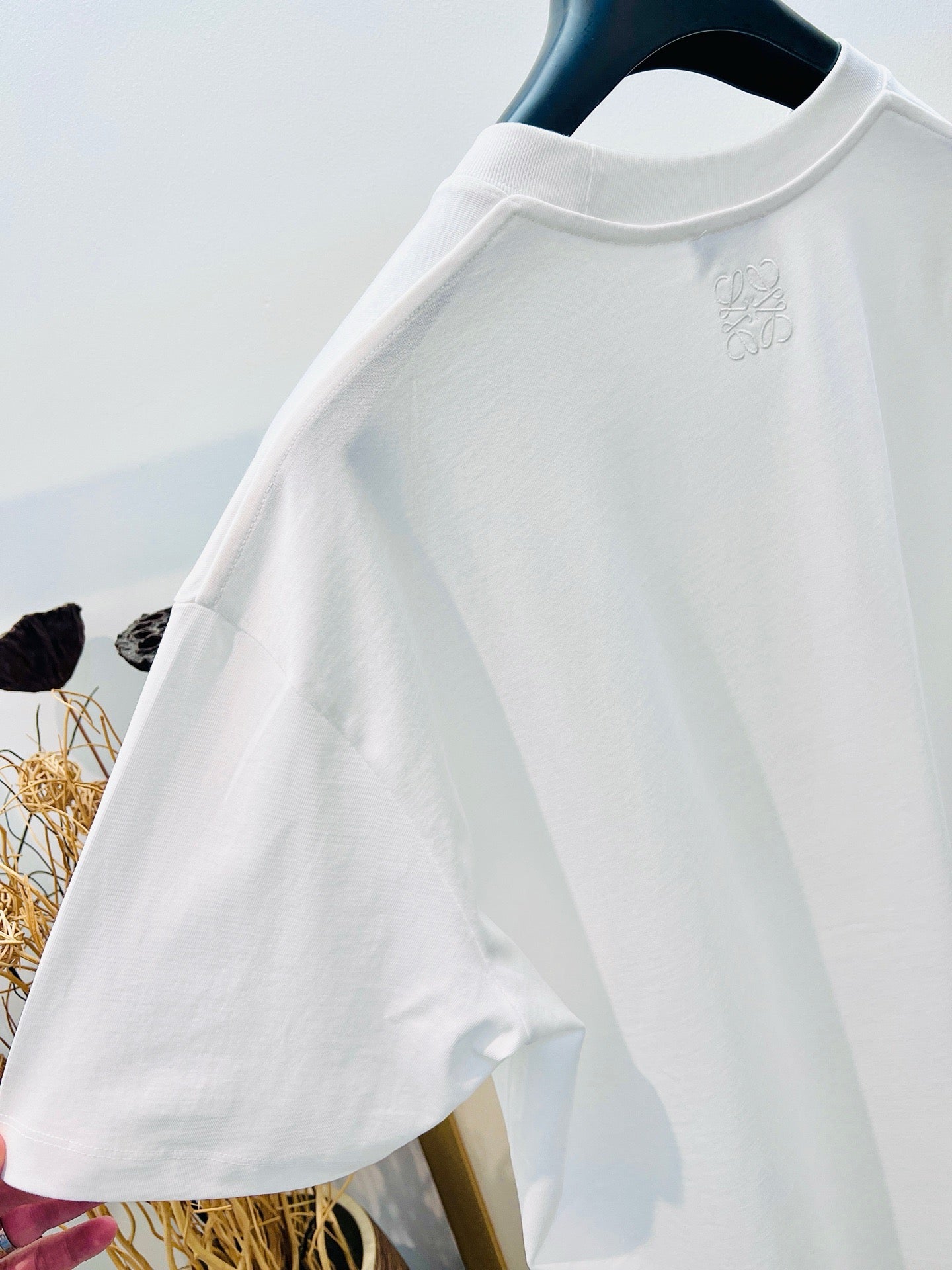 Weißes und blaues T-Shirt