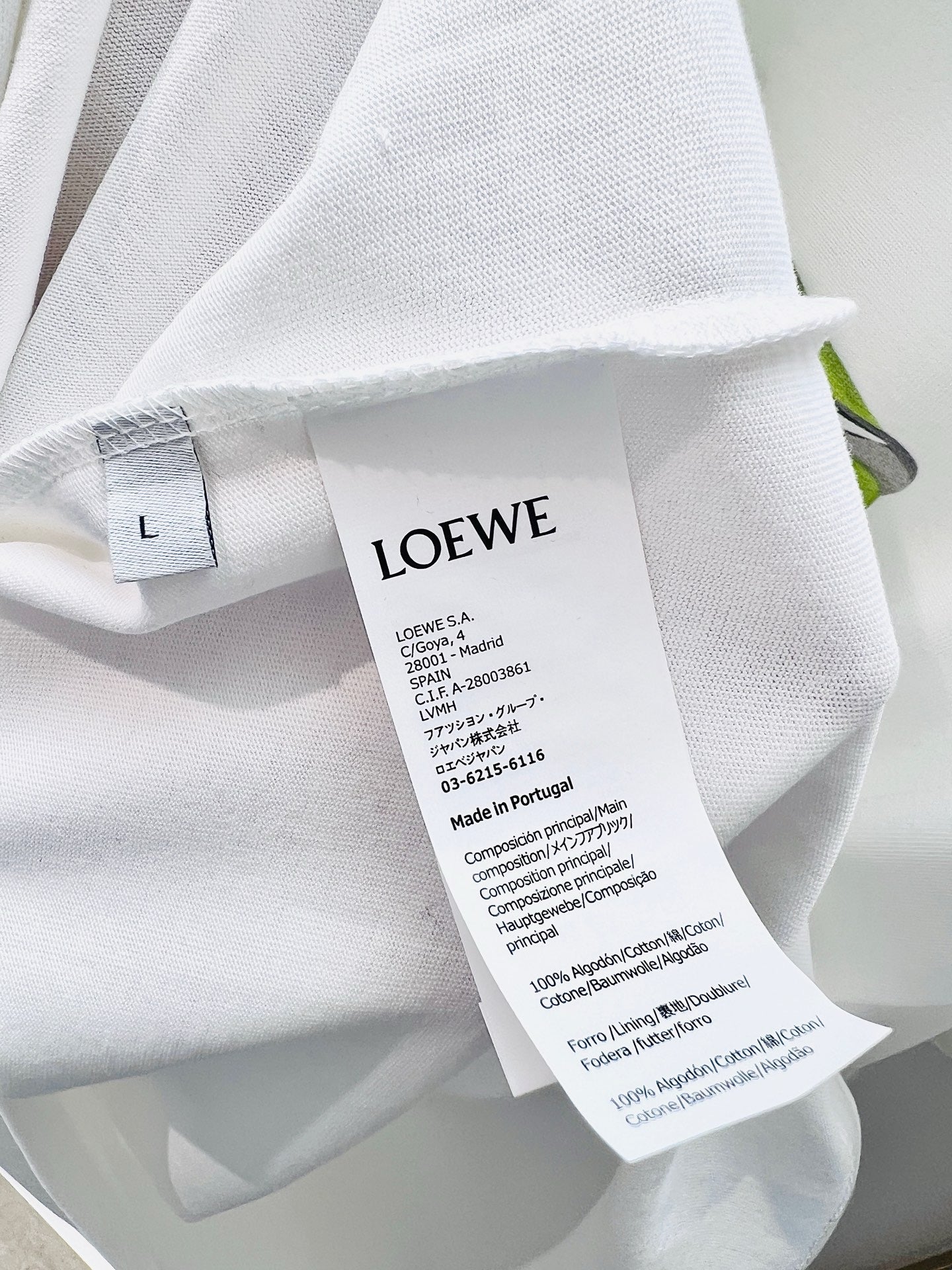 Weißes und blaues T-Shirt