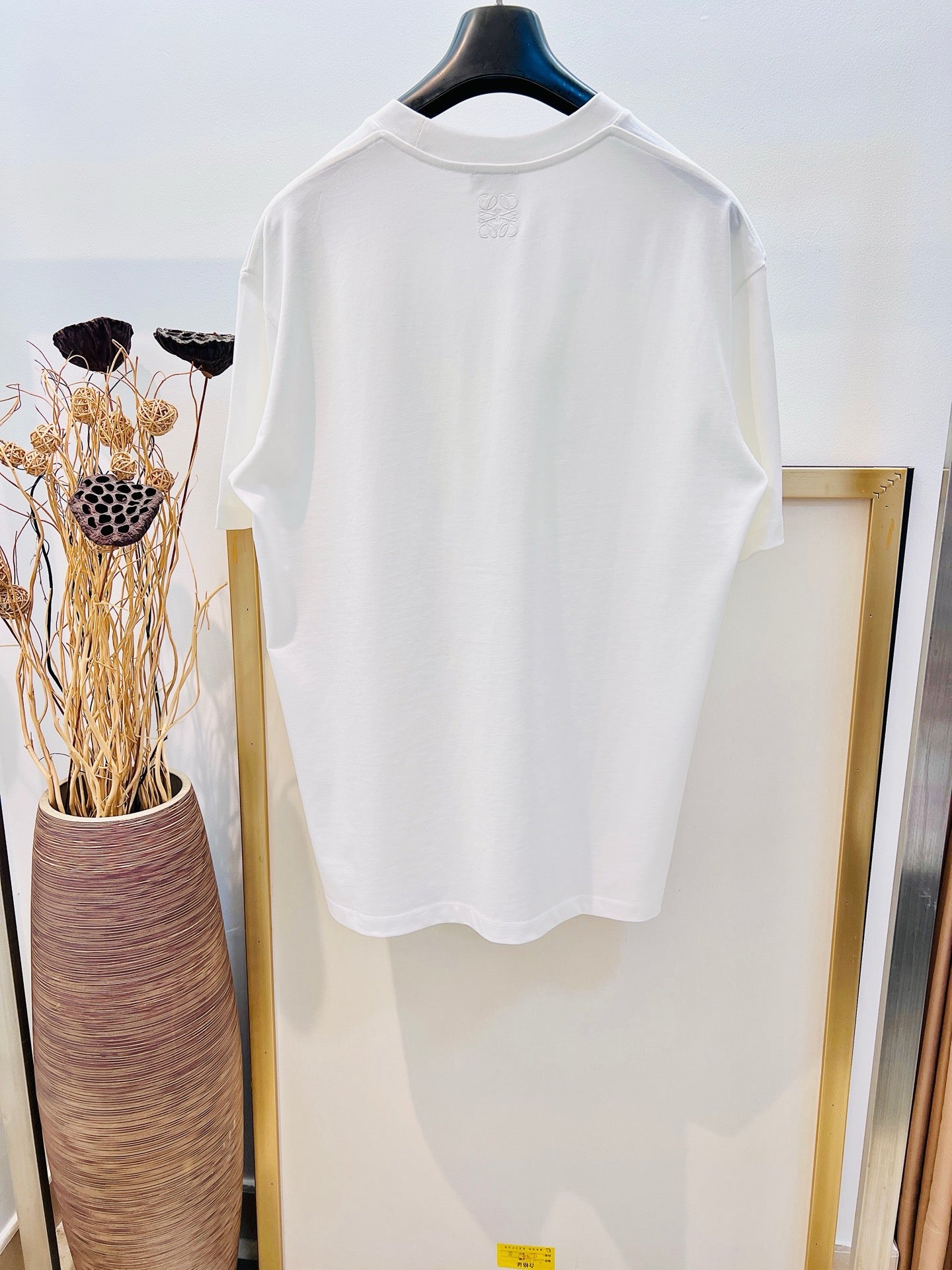 Weißes und blaues T-Shirt