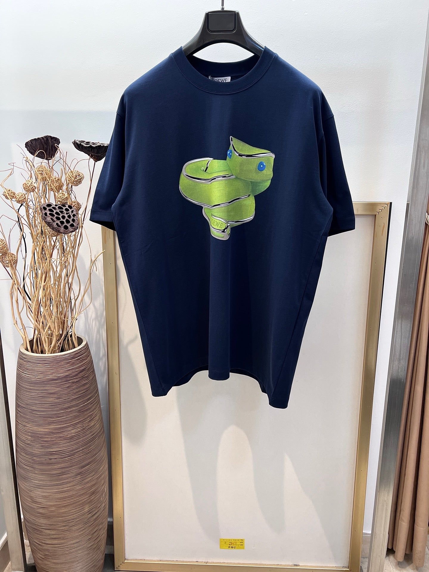 Weißes und blaues T-Shirt