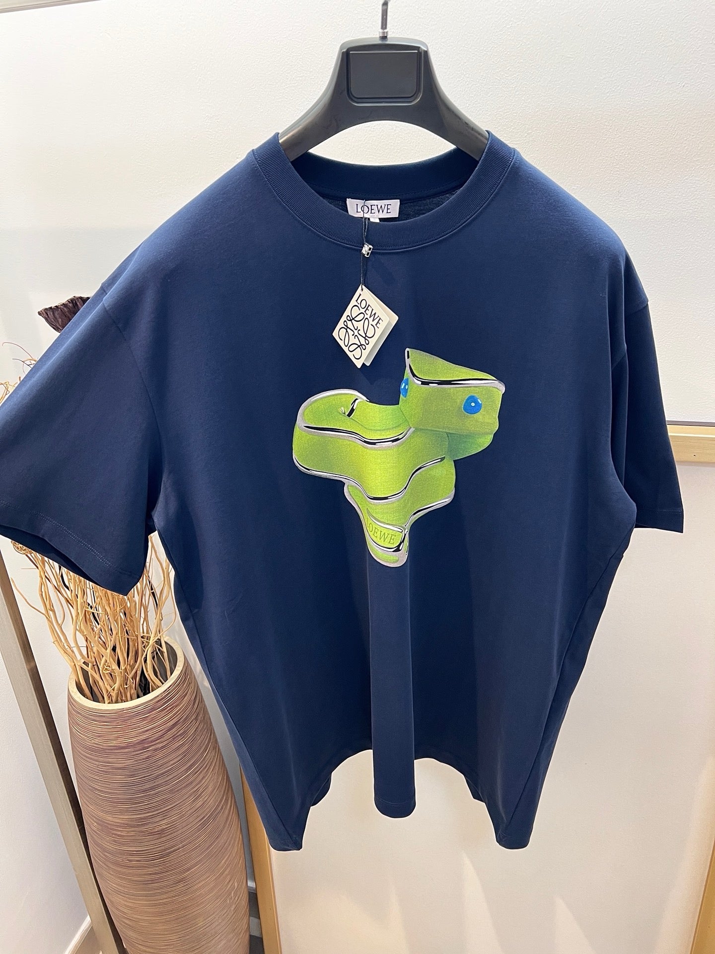 Weißes und blaues T-Shirt