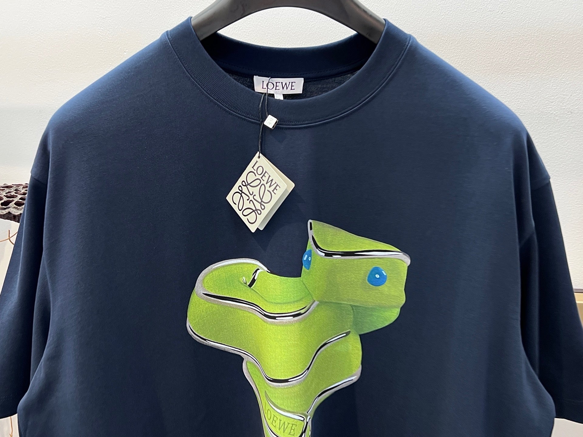 Weißes und blaues T-Shirt