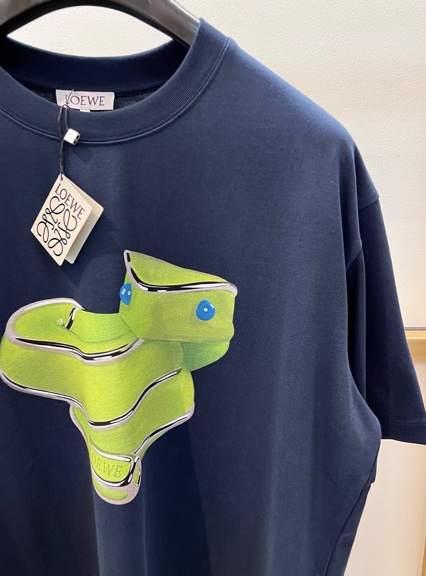 Weißes und blaues T-Shirt