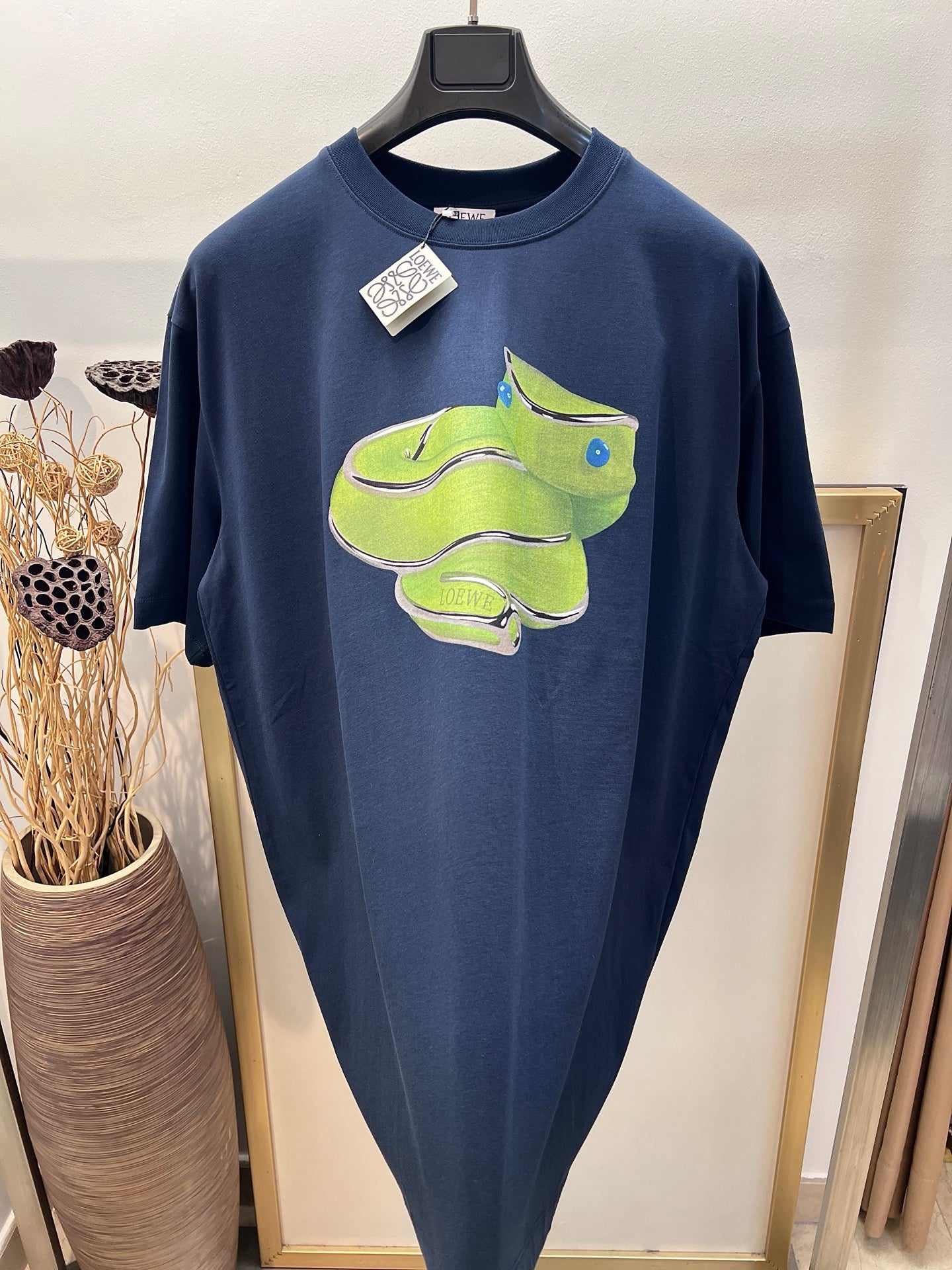 Weißes und blaues T-Shirt