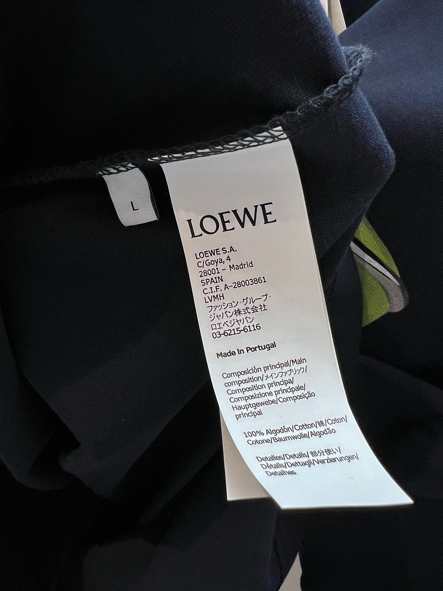 Weißes und blaues T-Shirt