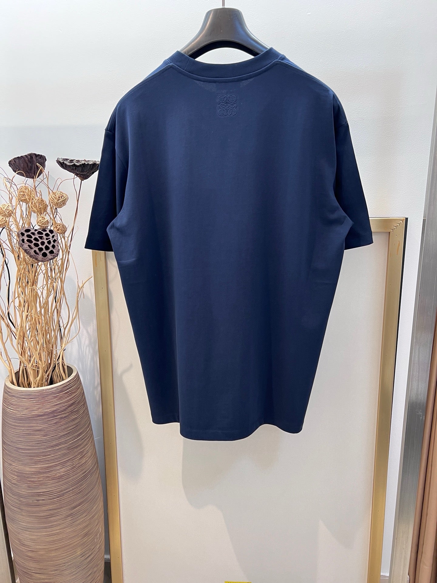 Weißes und blaues T-Shirt