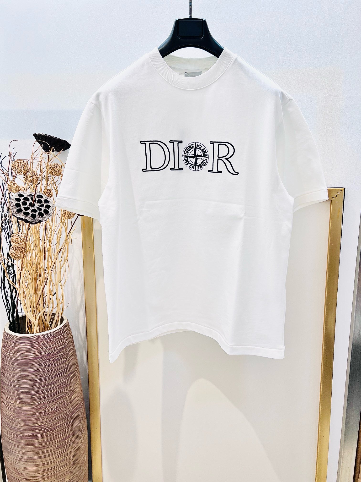 Weißes und schwarzes T-Shirt