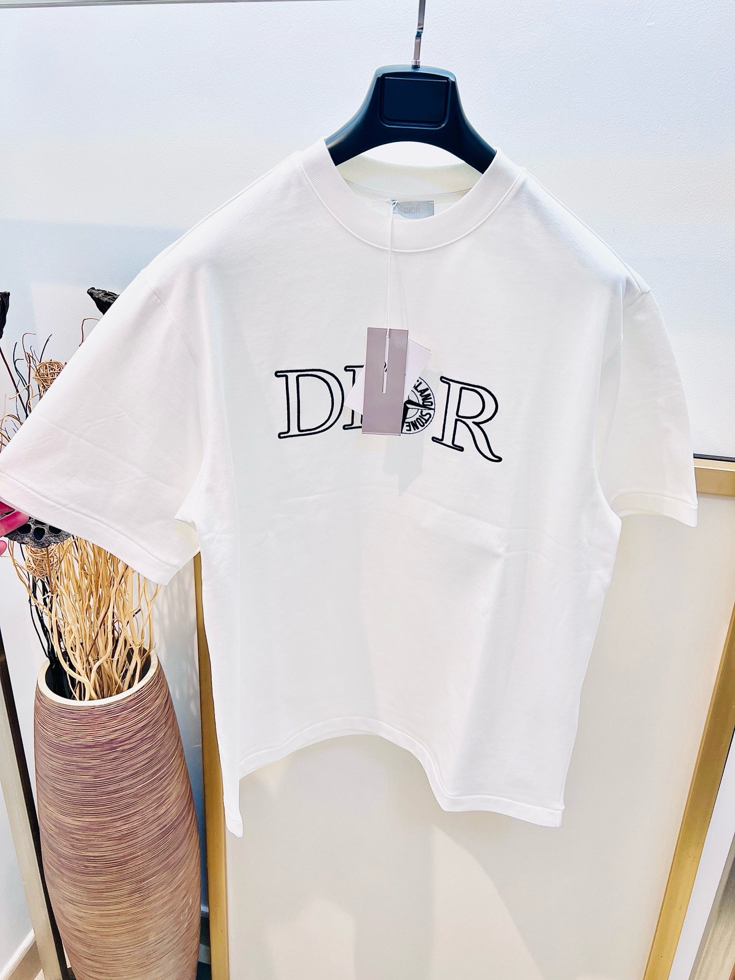 Weißes und schwarzes T-Shirt