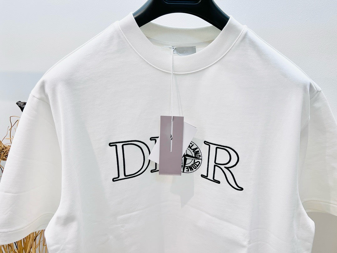 Weißes und schwarzes T-Shirt