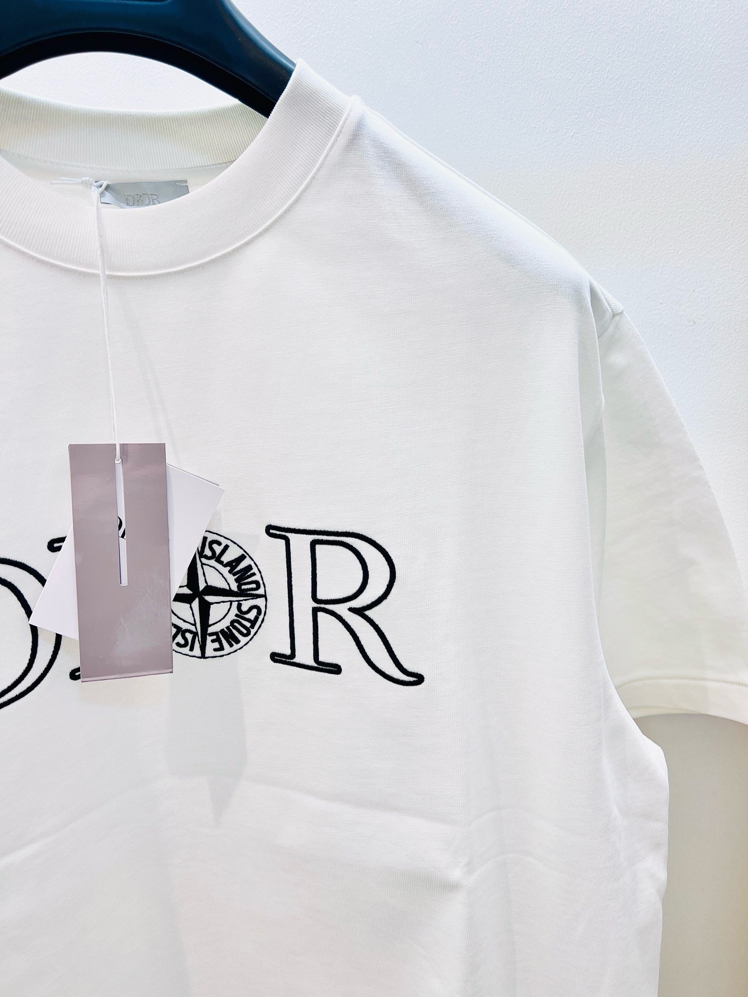 Weißes und schwarzes T-Shirt