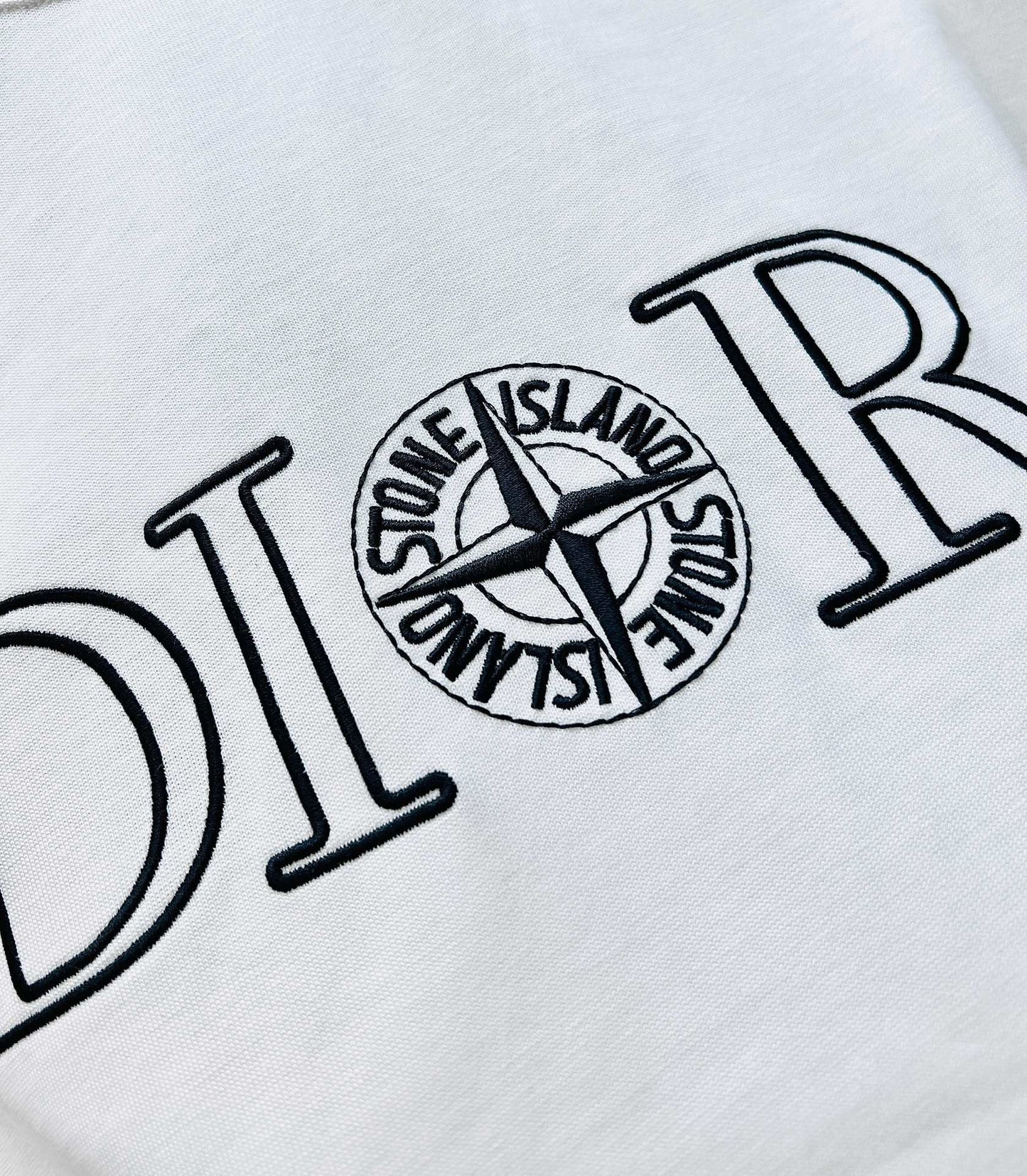 تي شيرت أبيض وأسود