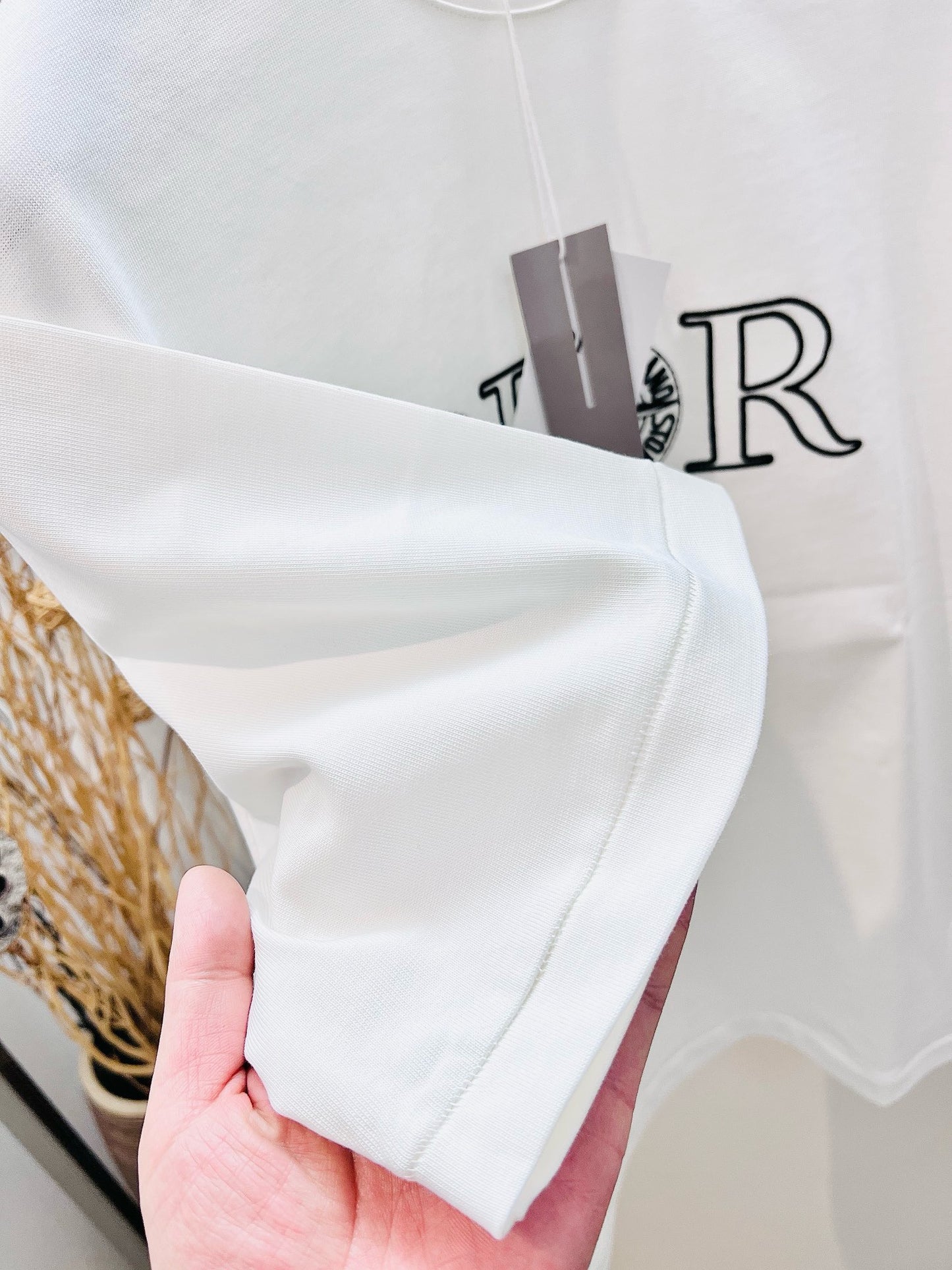 تي شيرت أبيض وأسود