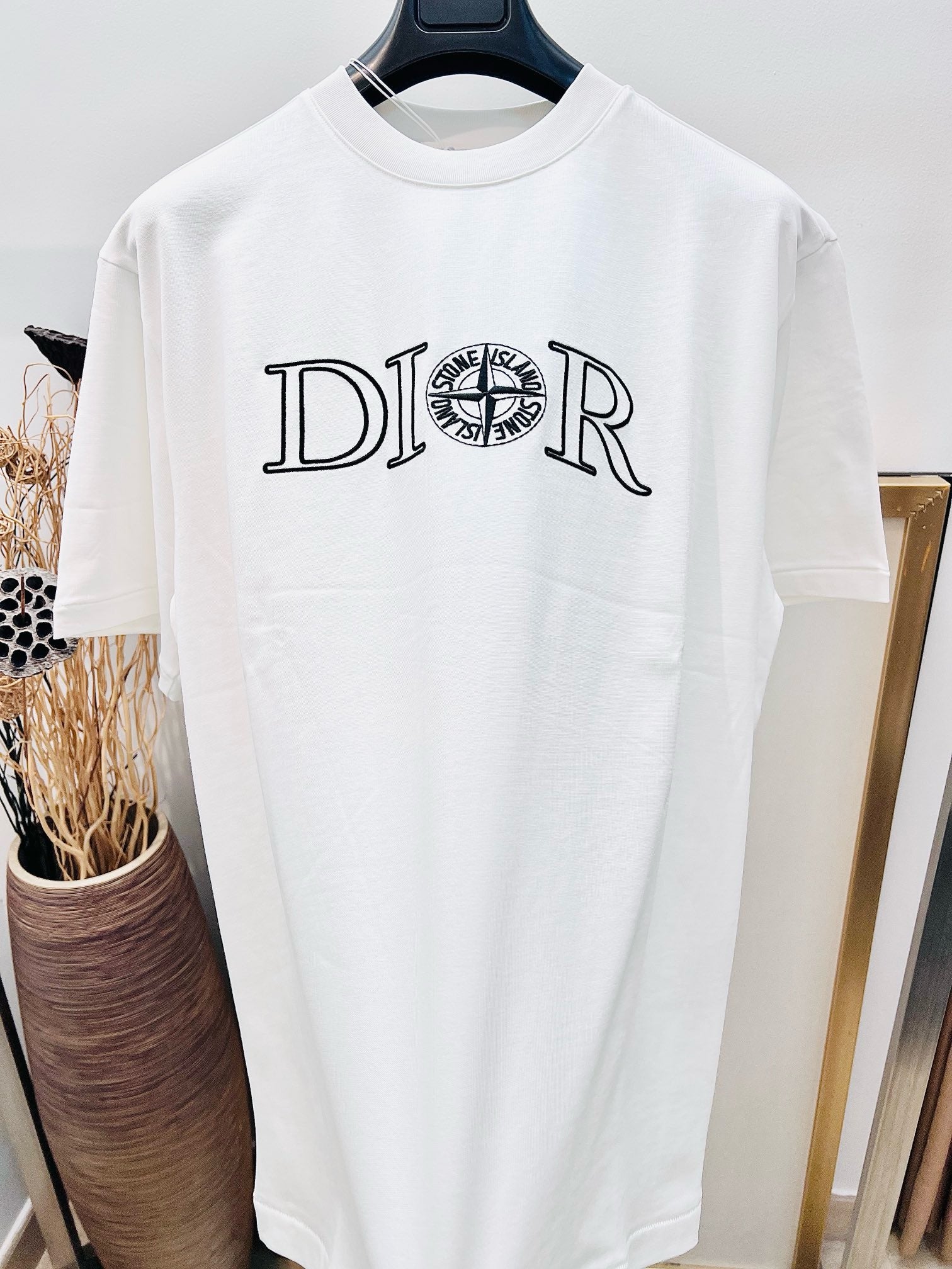 Weißes und schwarzes T-Shirt