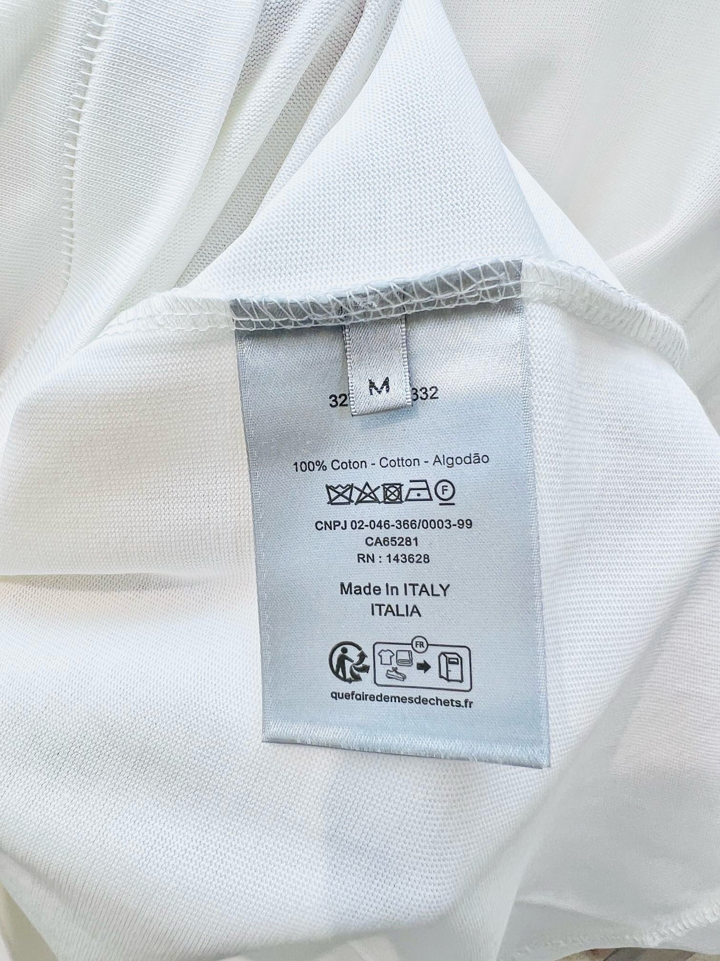 تي شيرت أبيض وأسود