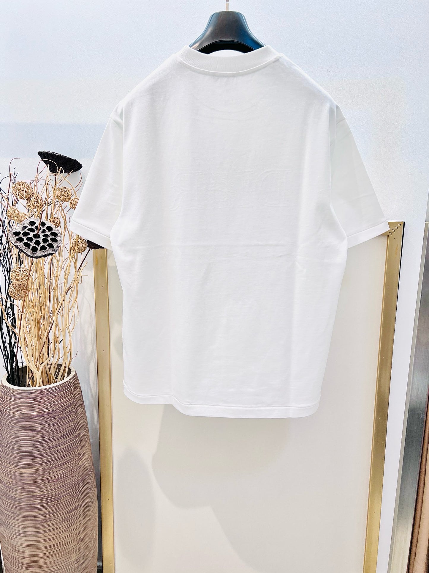 تي شيرت أبيض وأسود