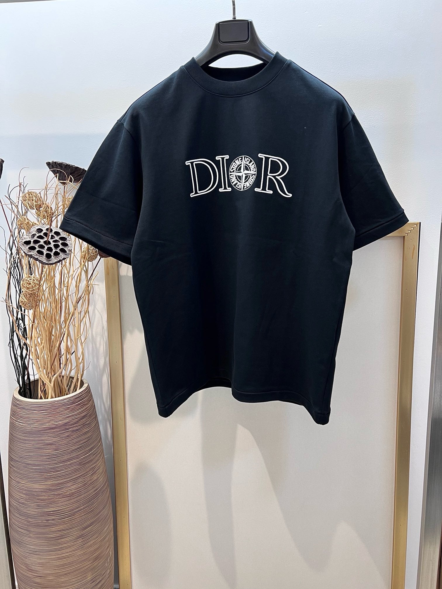 Weißes und schwarzes T-Shirt