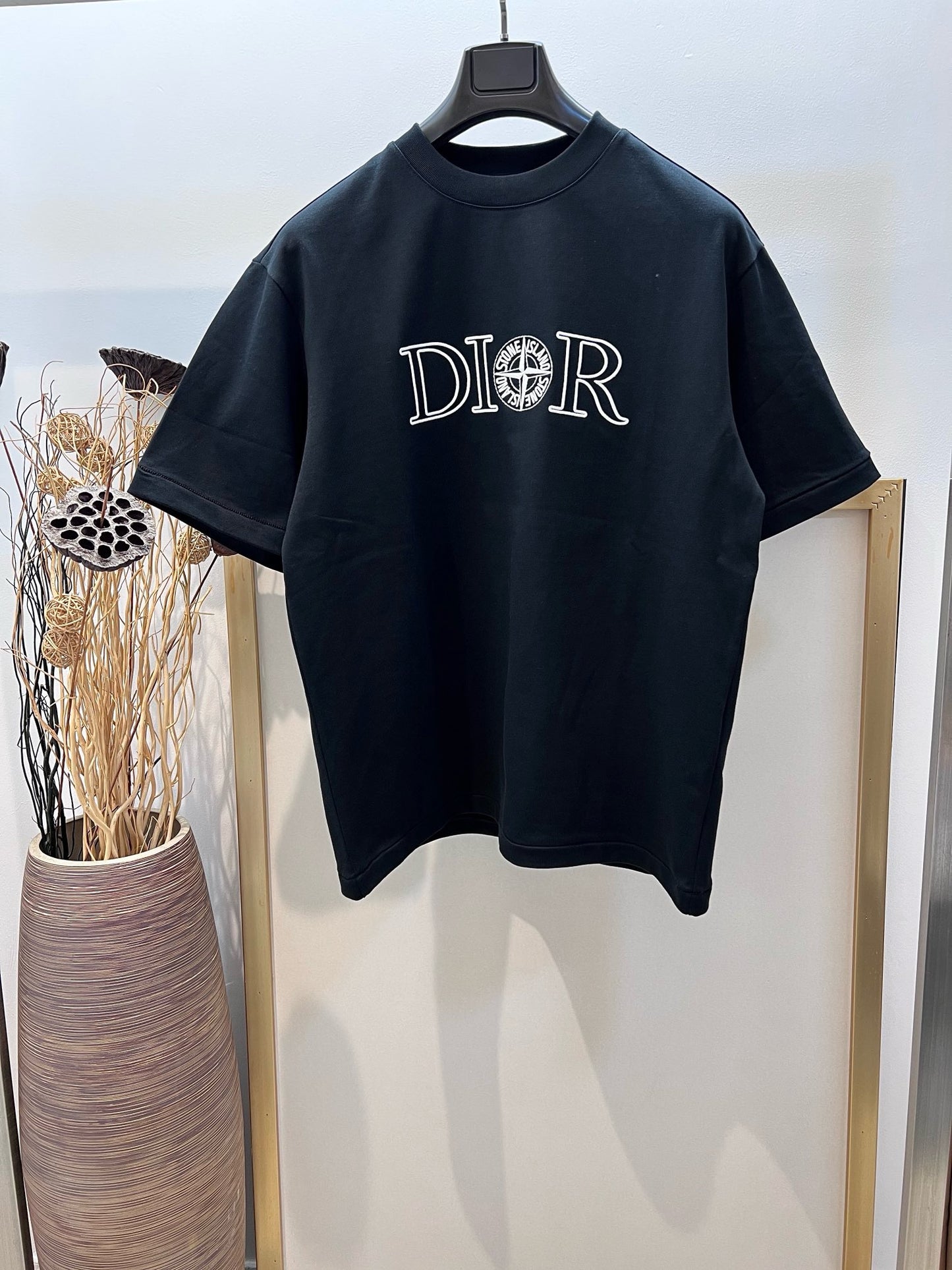 تي شيرت أبيض وأسود