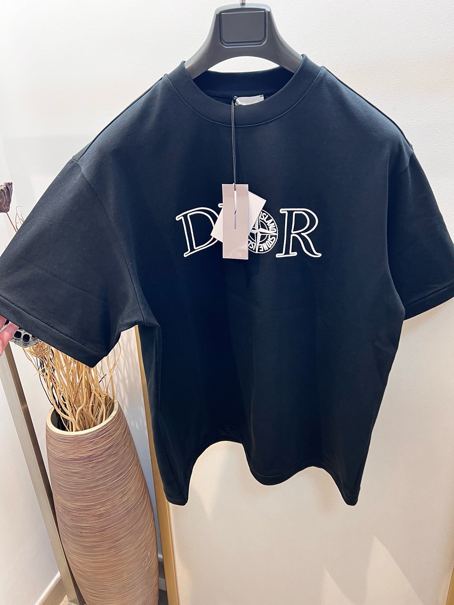 Weißes und schwarzes T-Shirt