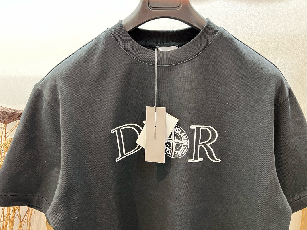 Weißes und schwarzes T-Shirt