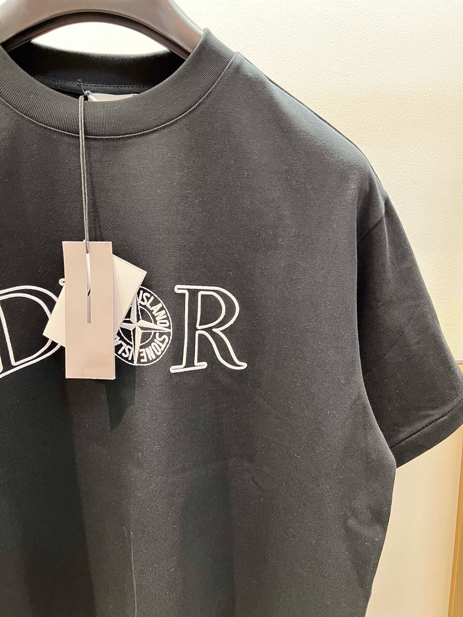 Weißes und schwarzes T-Shirt