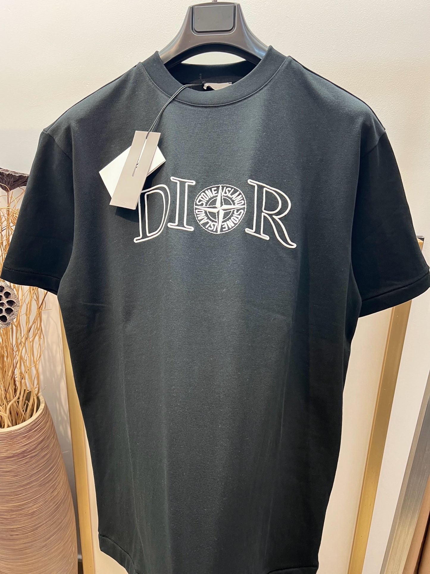 تي شيرت أبيض وأسود