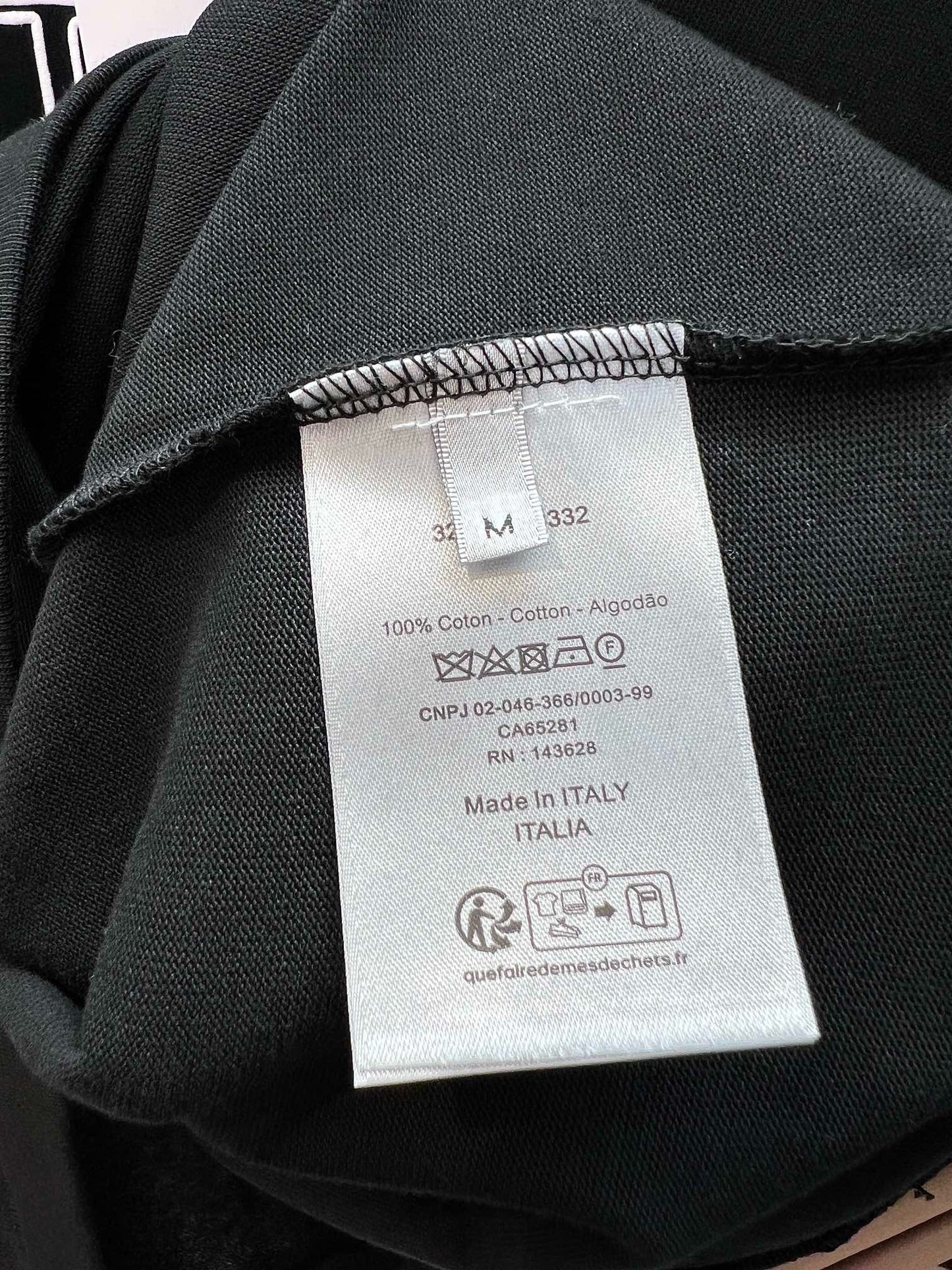 تي شيرت أبيض وأسود