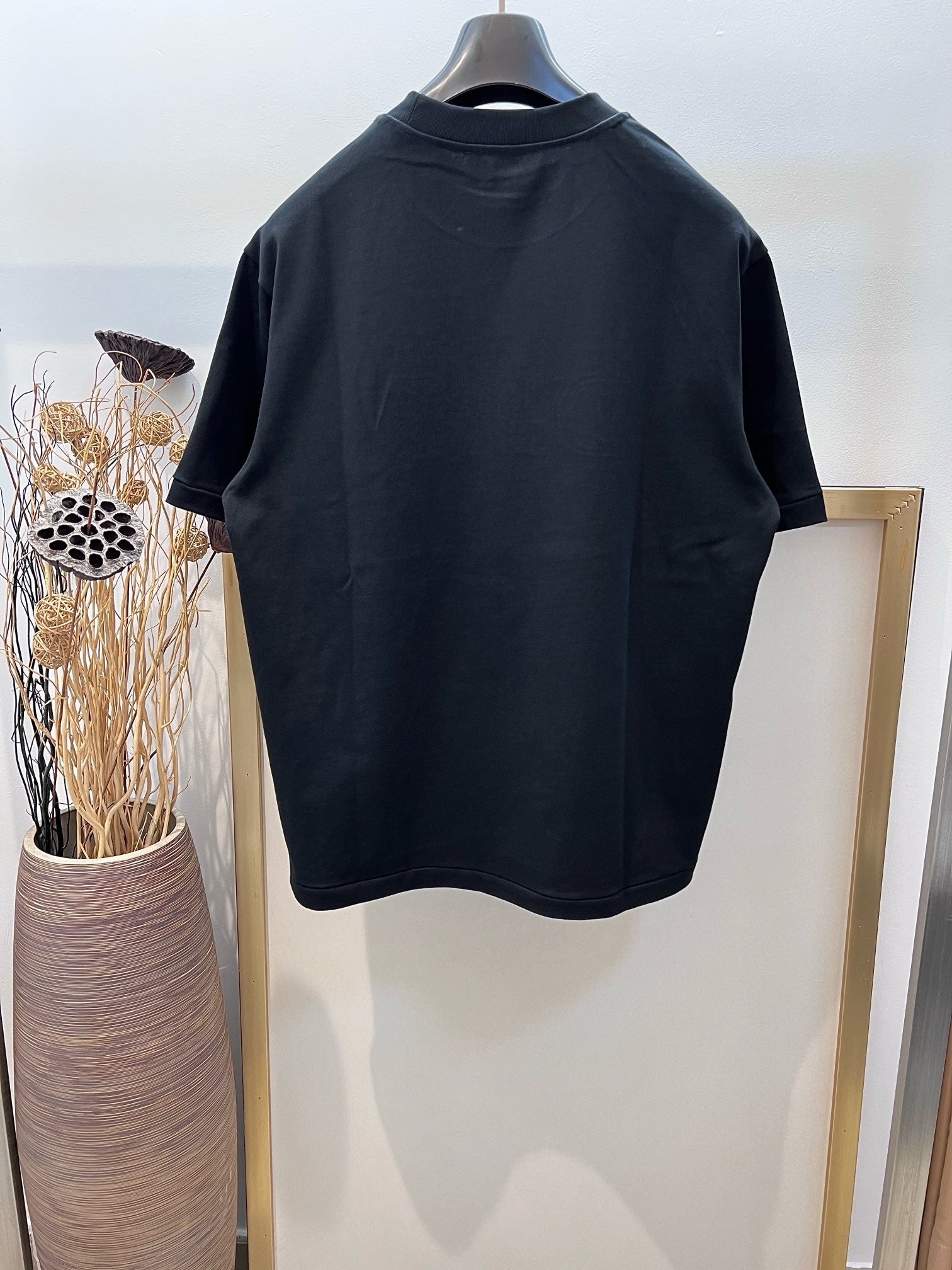 Weißes und schwarzes T-Shirt