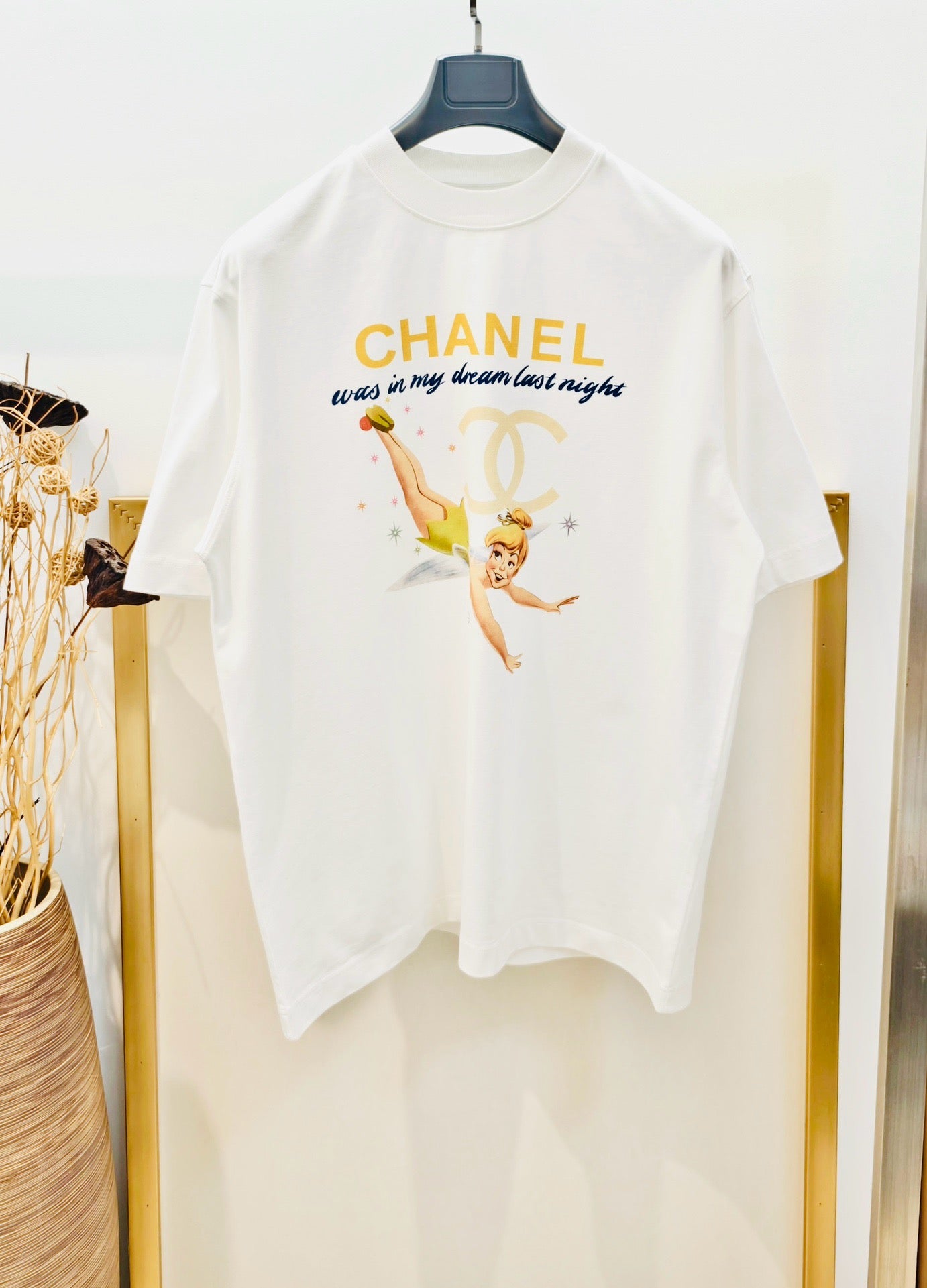 Weißes und schwarzes T-Shirt