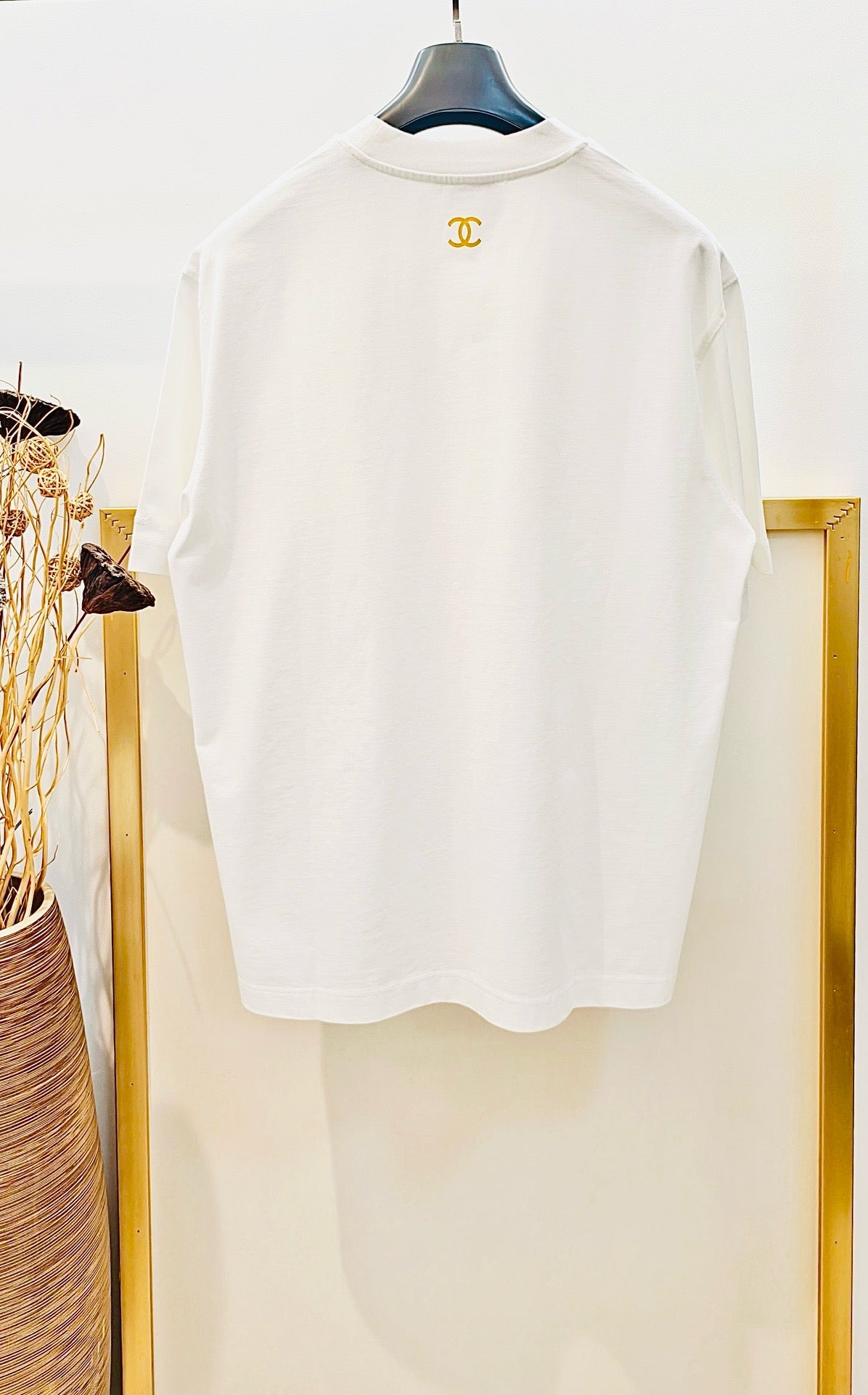 تي شيرت أبيض وأسود