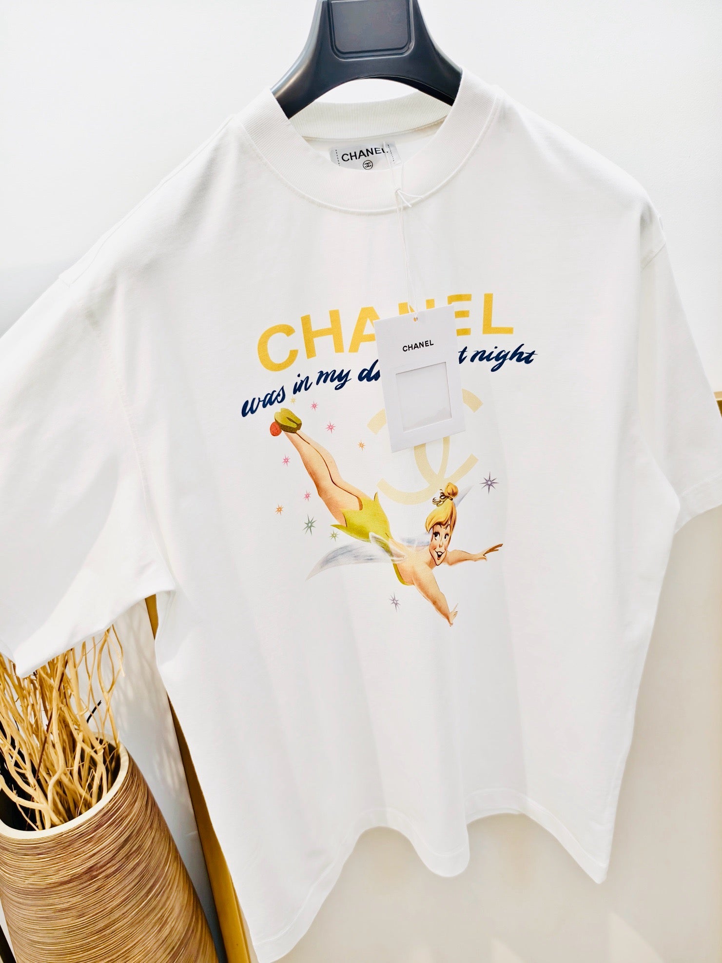 Weißes und schwarzes T-Shirt
