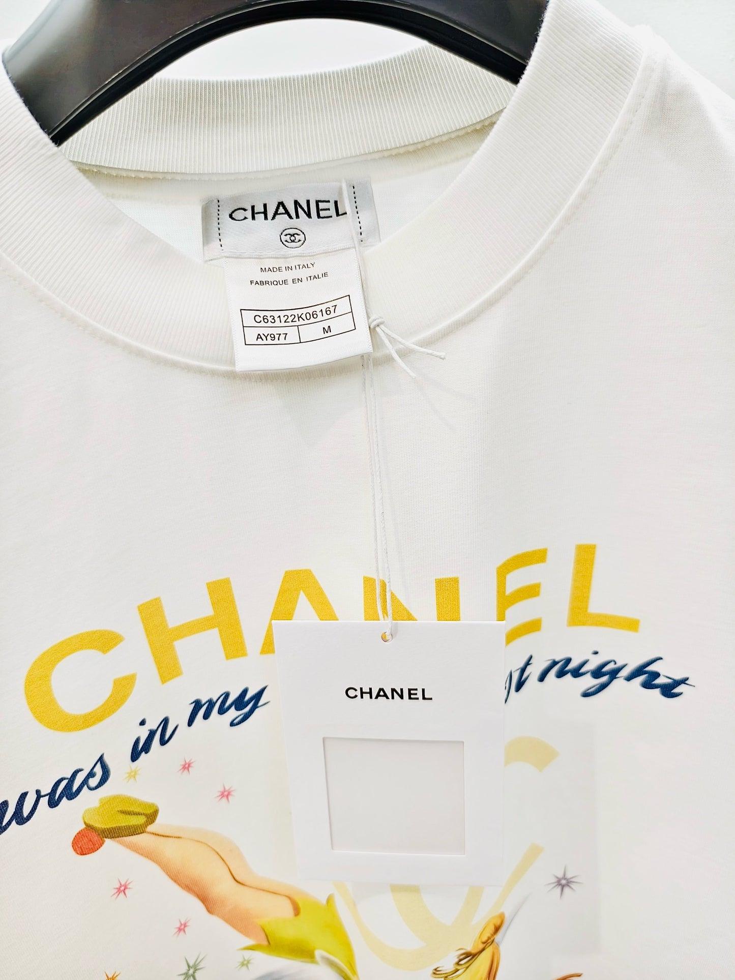 تي شيرت أبيض وأسود