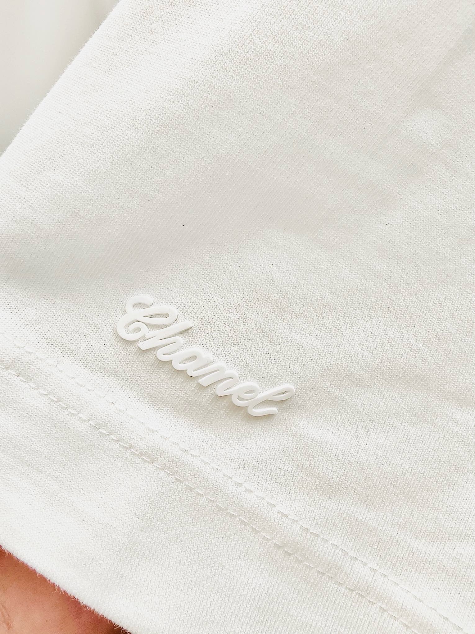 Weißes und schwarzes T-Shirt