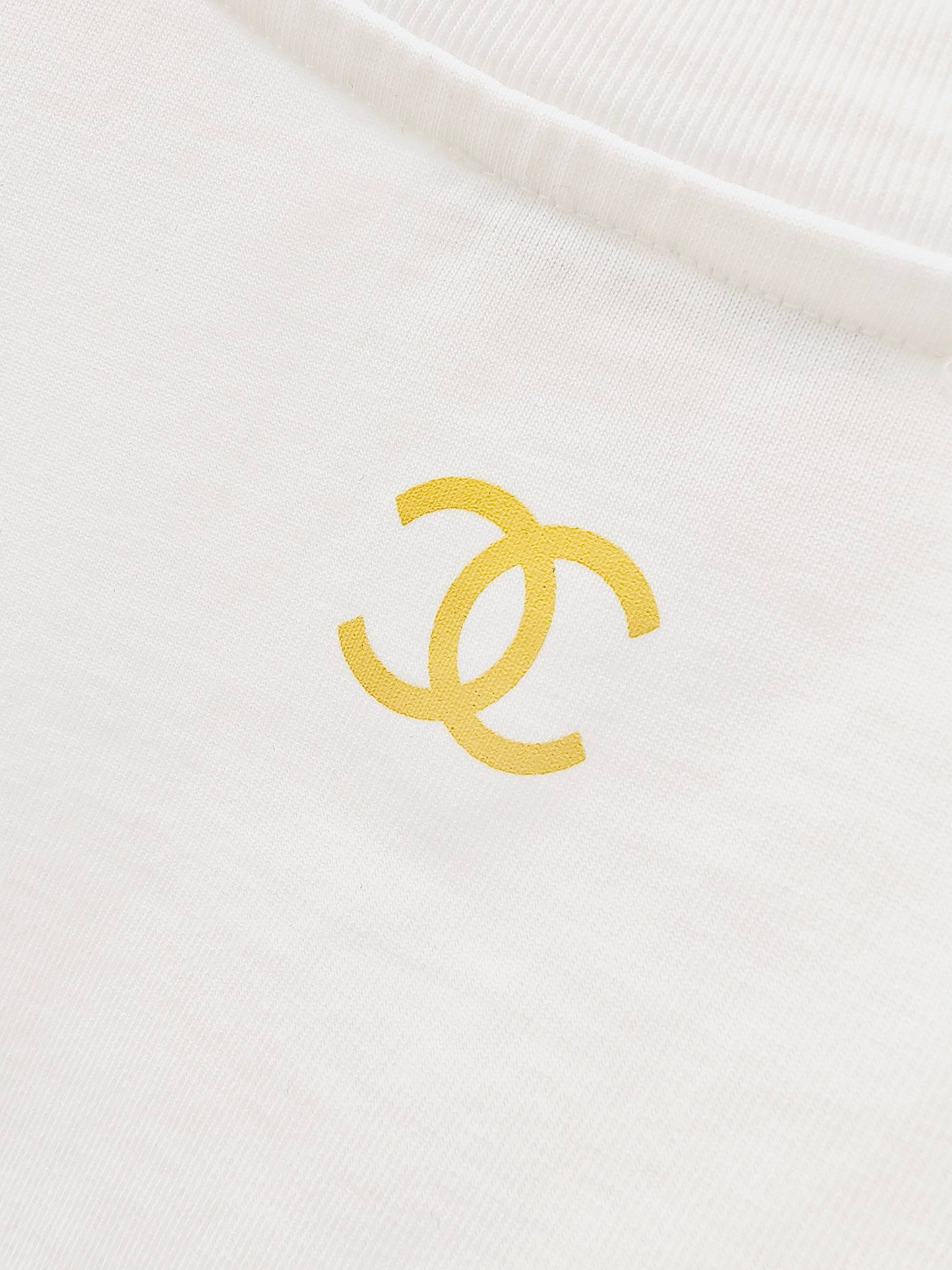 Weißes und schwarzes T-Shirt