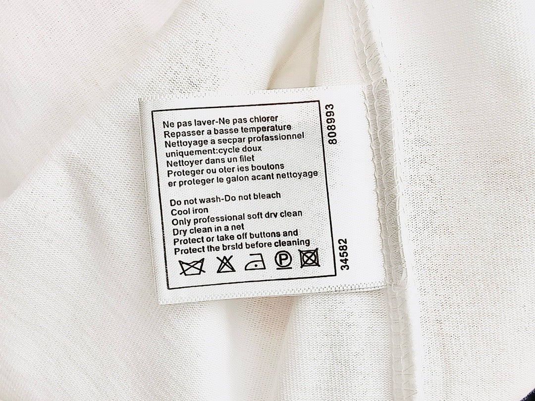 Weißes und schwarzes T-Shirt