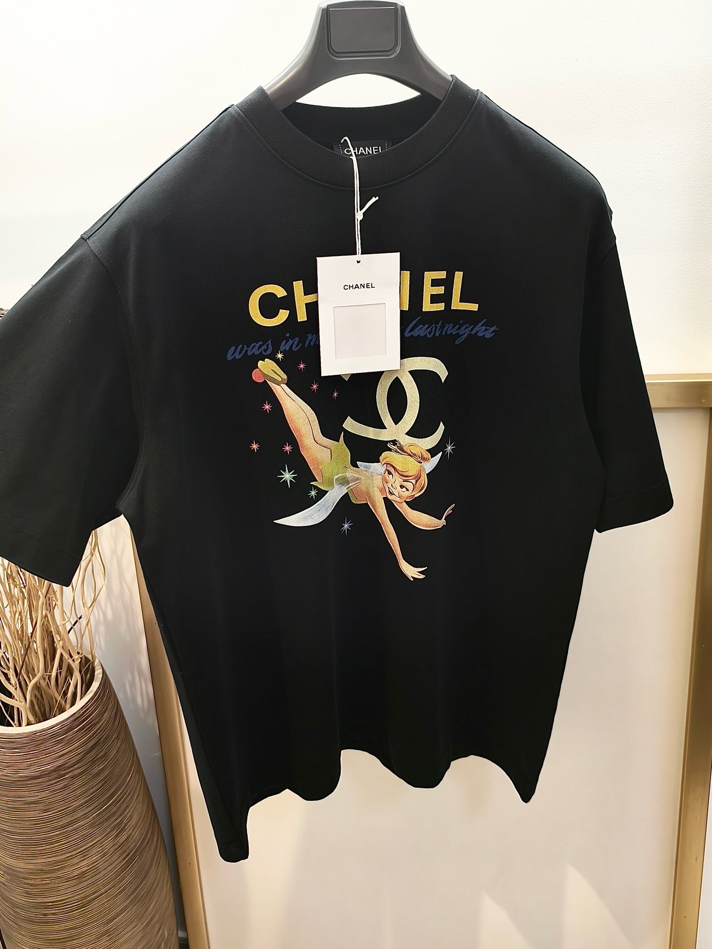 Weißes und schwarzes T-Shirt