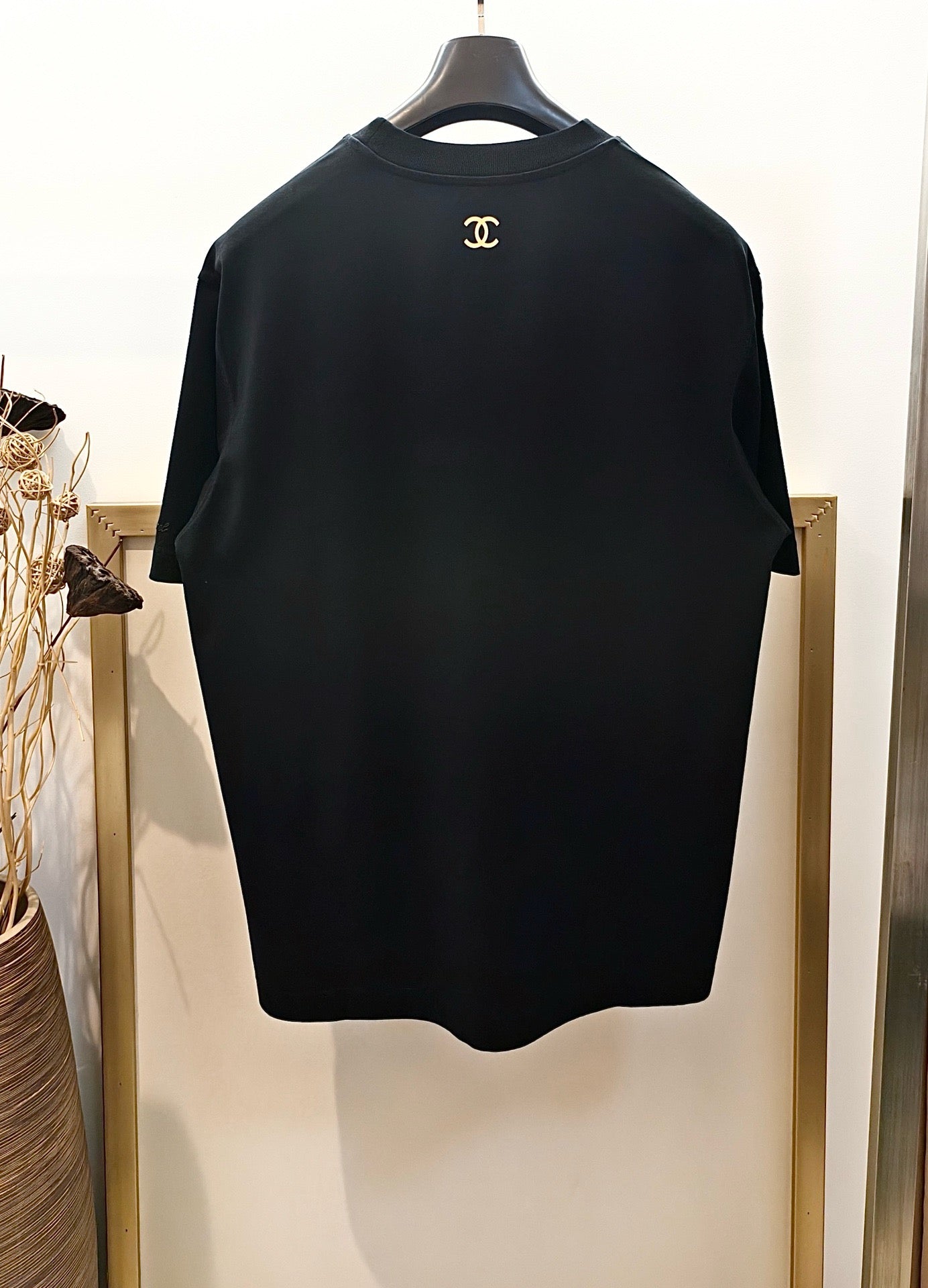 Weißes und schwarzes T-Shirt