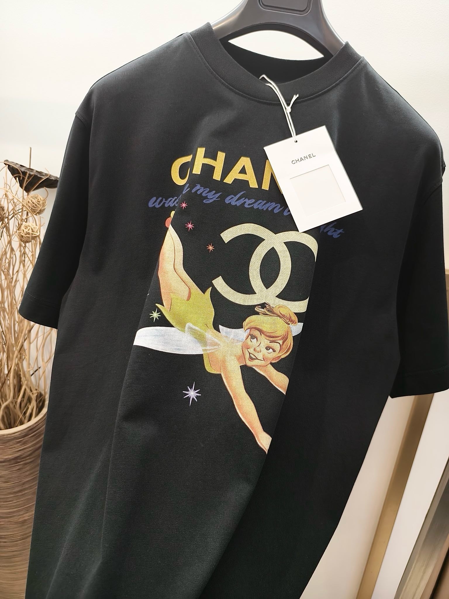 Weißes und schwarzes T-Shirt