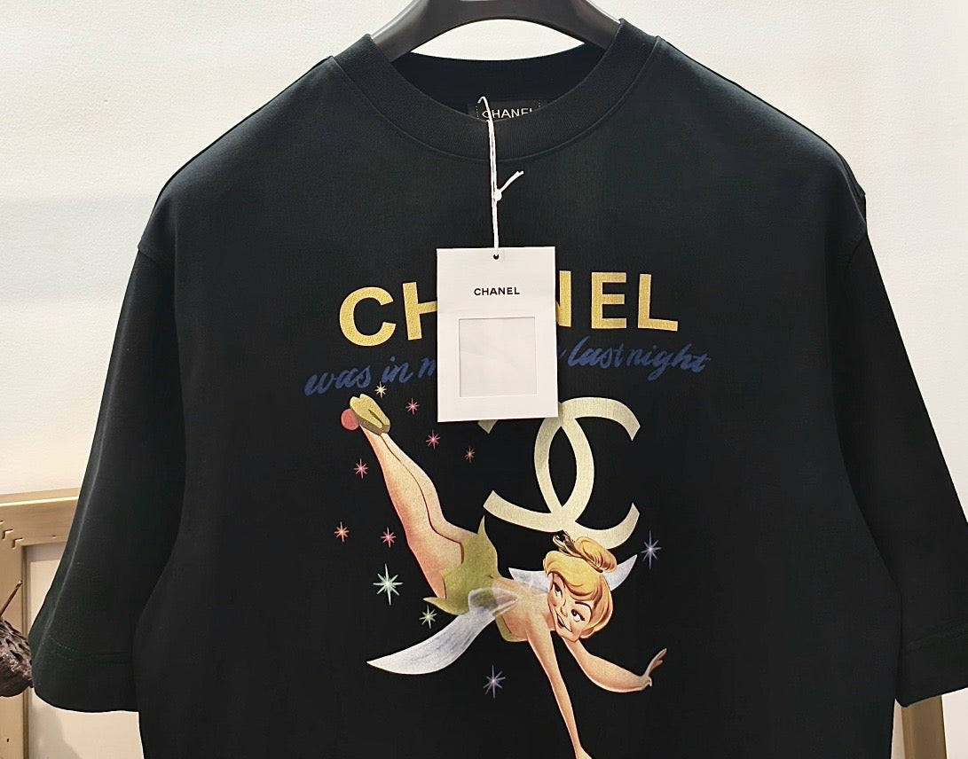 Weißes und schwarzes T-Shirt