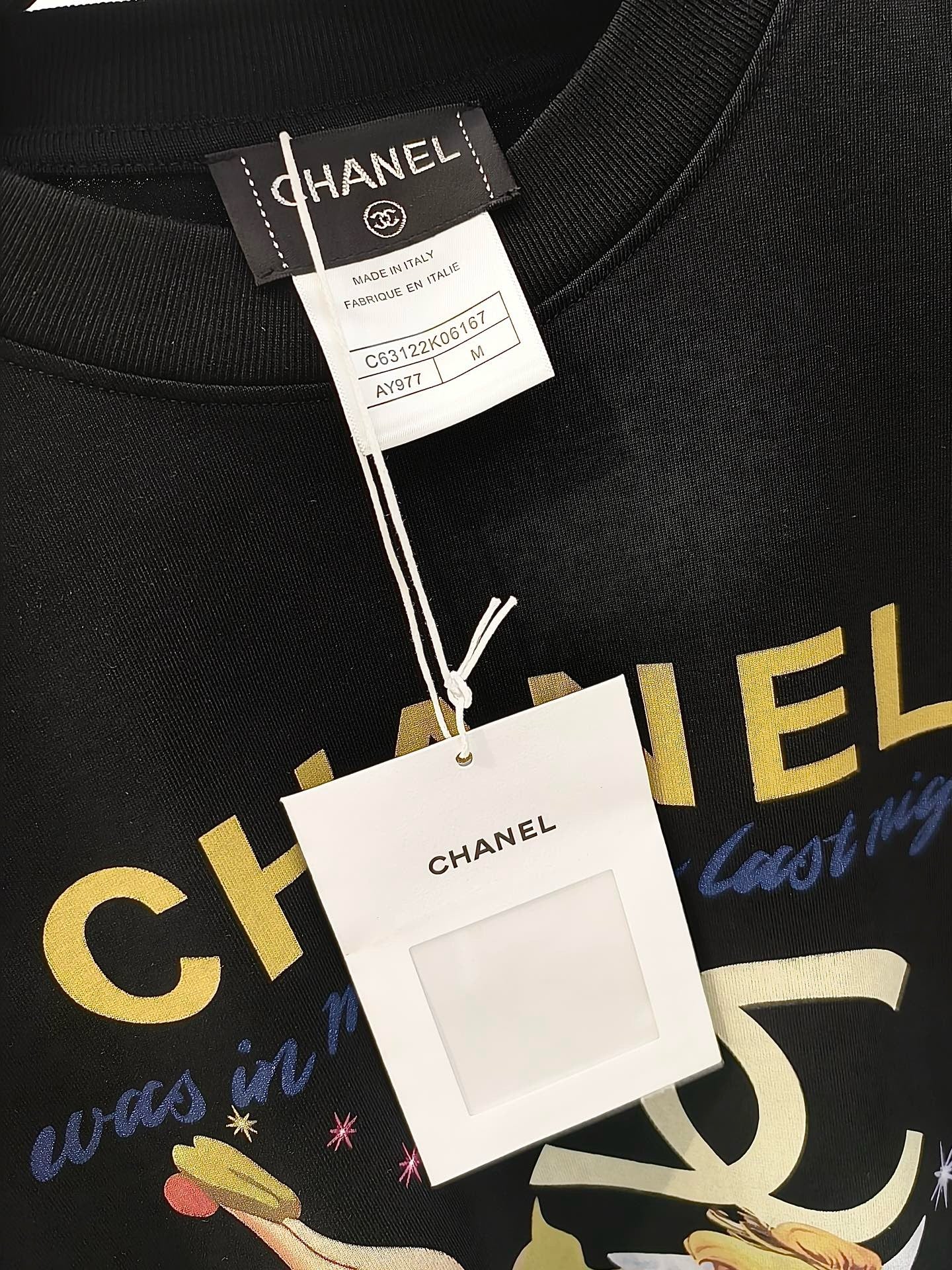 Weißes und schwarzes T-Shirt