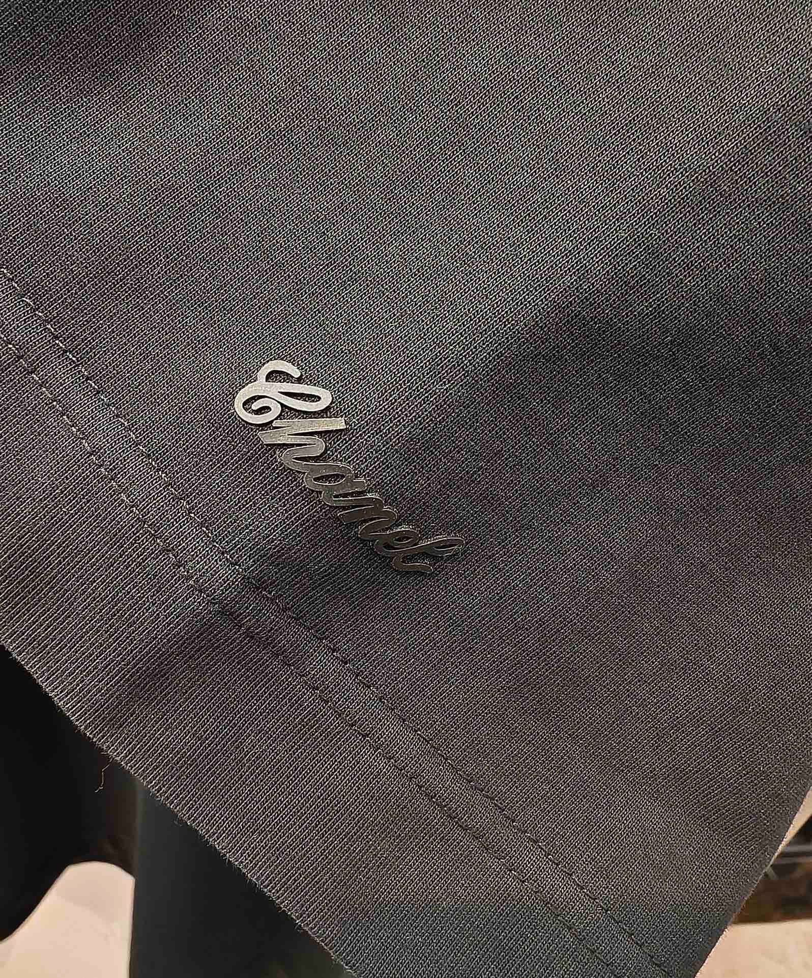 Weißes und schwarzes T-Shirt