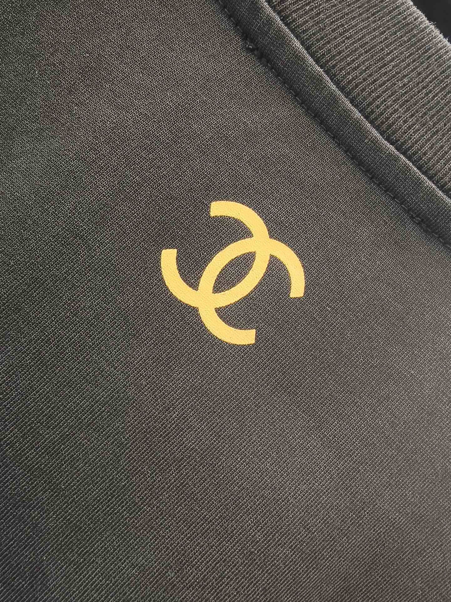 Weißes und schwarzes T-Shirt