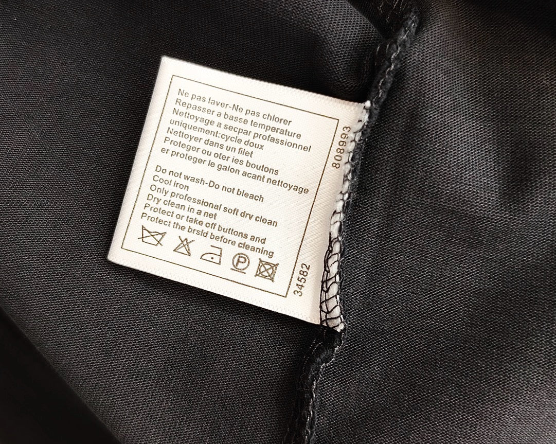 Weißes und schwarzes T-Shirt