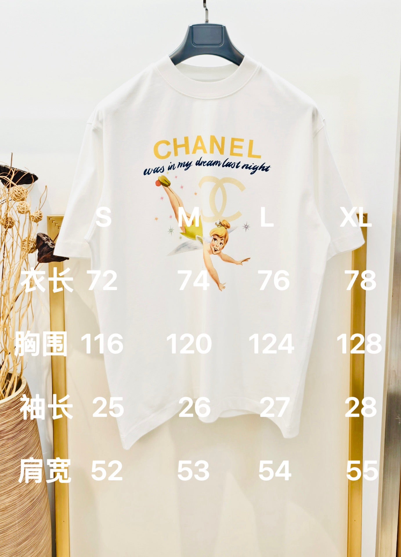 Weißes und schwarzes T-Shirt